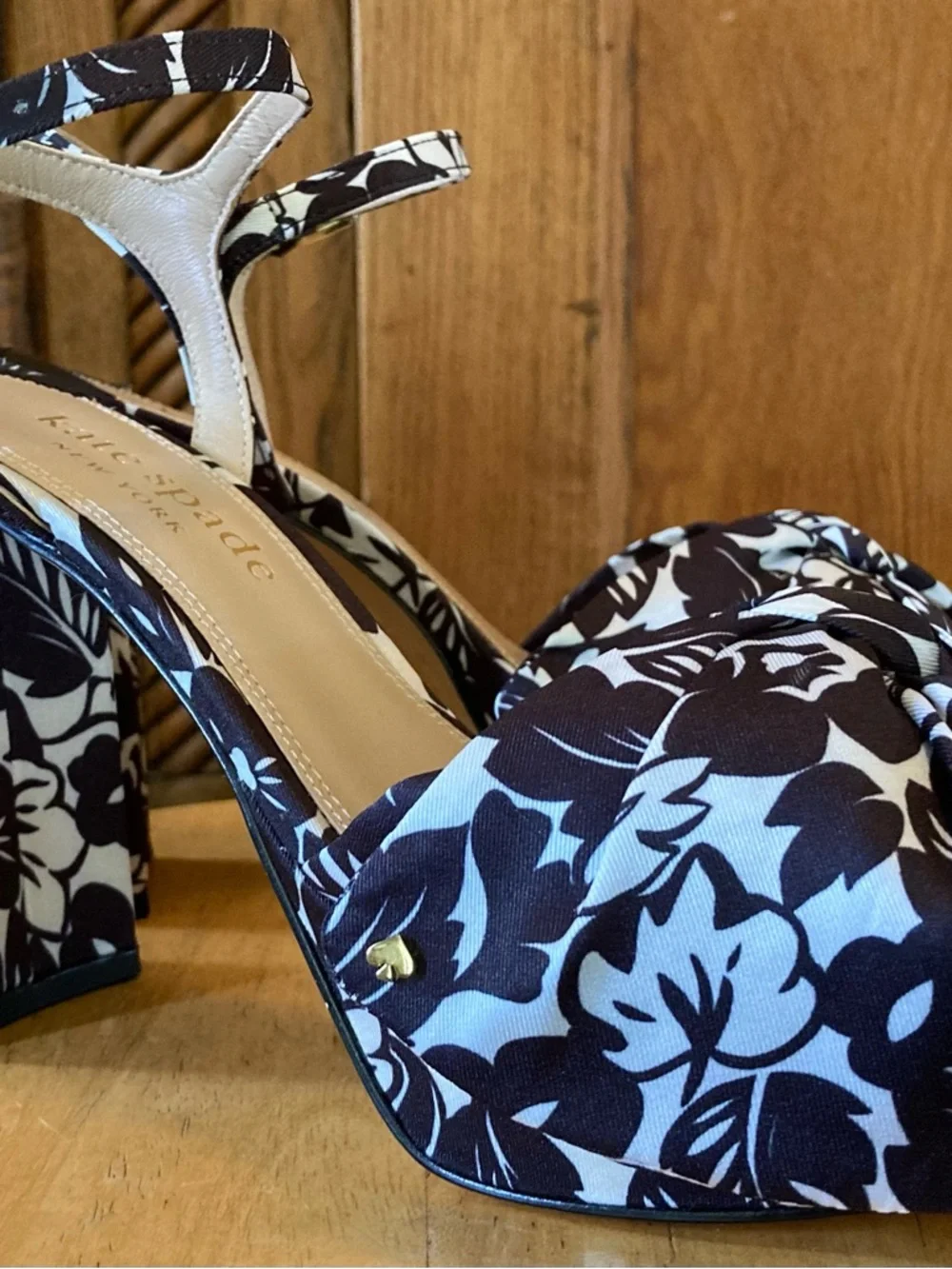 Kate Spade Floral Bow Heels Black White Platform Sandals Size 7B - Picture 1 of 8